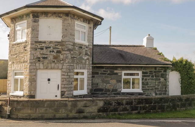 THE OLD TOLL HOUSE, pet friendly, luxury holiday cottage in Valley