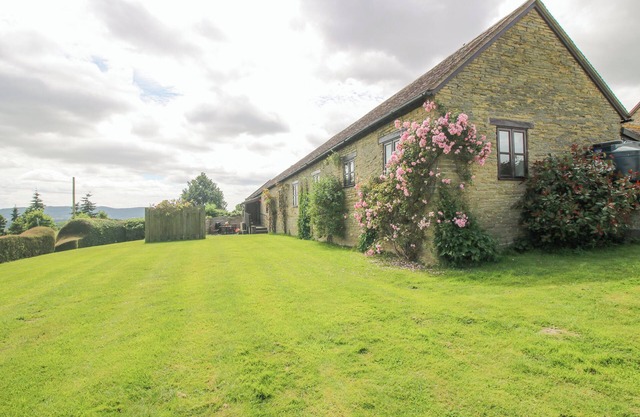 THE ONIBURY, family friendly, with pool in Ludlow