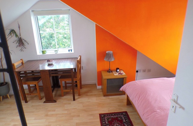 The Orange HouseSleeps8-Parking-Pets FamilyOK-Ac