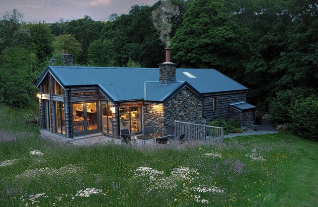 THE OWL'S SHACK, pet friendly, with open fire in Kendal