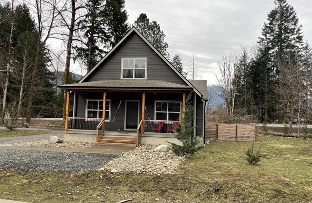 The Packwood Wolf Den - In the ❤️ of Packwood! Hot tub!