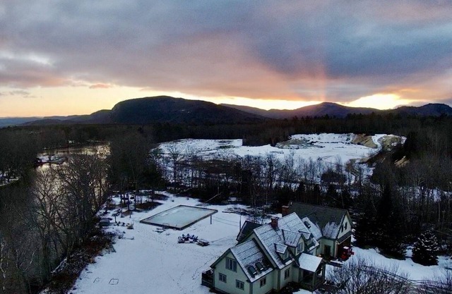 The Paddle House: Riverfront, Rafts, Ultimate Game Room, Hot Tub, Yard Games!