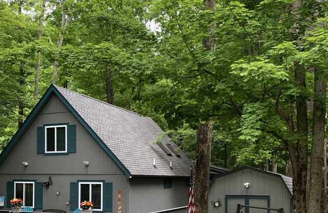 The Palatzio Getaway! Cozy 2 bedroom with oversized Loft Chalet!