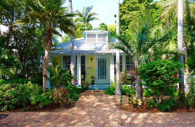 The Palms -3 bedroom 2 bath home in The Meadows w/pool oasis & guest cottage