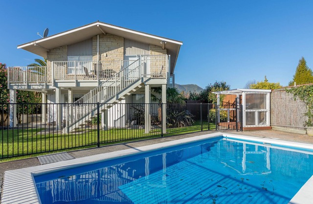 The Palms Taupo - Stunning views and Location with Pool
