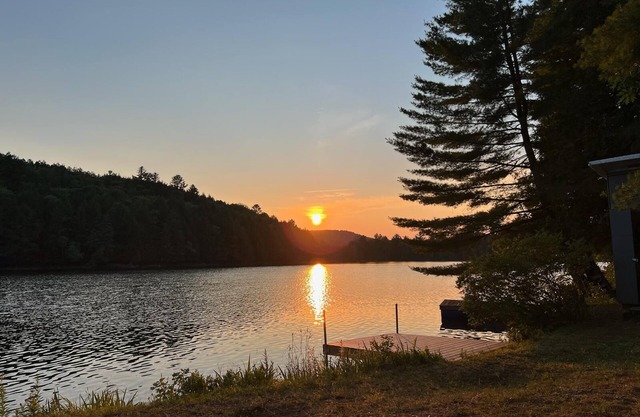 The Papillon Lakehouse - waterfront property one hour from Ottawa