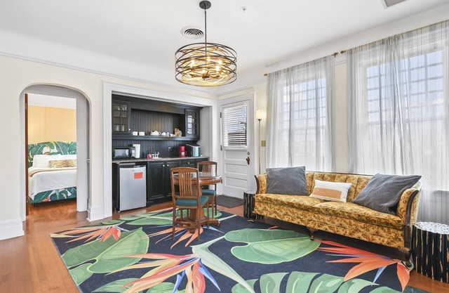 The Pasfield House - Historic Mansion: The Nest