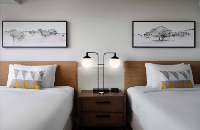 The Perfect Fit & Quality Stay! 4 Relaxing Units, w/Pool, Airport Shuttle