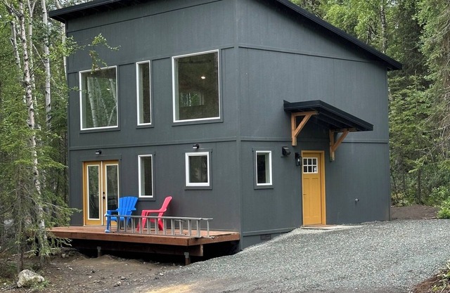 The perfect solution for families or groups, offering ample space and comfort for six in the serene Eklutna Valley.