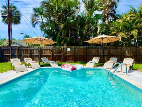 The Periwinkle, a heated pool home 10 min to beach