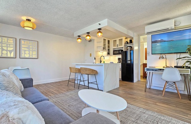 The Pineapple Place, A gorgeous 9th floor Waikiki Apartment + Pool & Spa