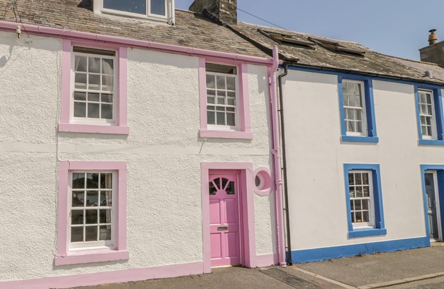 THE PINK HOUSE, pet friendly, with open fire in Isle Of Whithorn