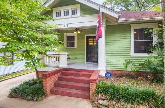 The Pistachio Pad in Hillcrest - SLEEPS 10 - PETS