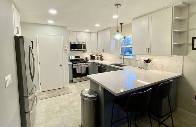 The Plum House - Safe, quiet, cozy, and close to downtown, OHSU, Lewis & Clark
