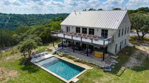 The Point Serene Hill Country Views with Pool & Hot Tub