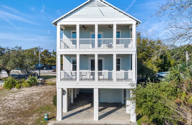 The Redfish-Sleeps 10, walk to Sea Hag Marina
