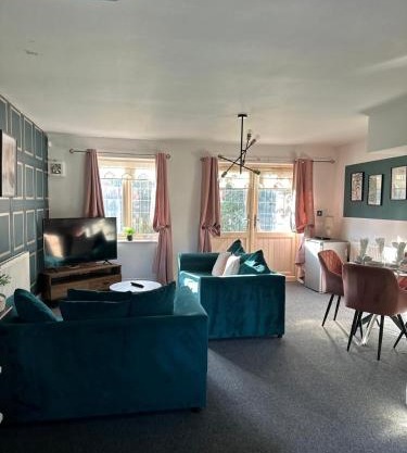 The Residency 4 bed home in Liverpool free parking