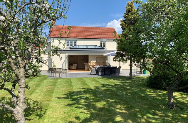 THE RETREAT, family friendly, luxury holiday cottage in Lympsham