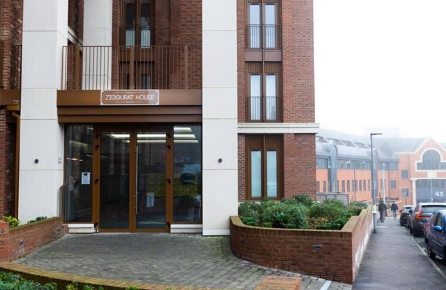 The Ridgmont-st Albans-high Street- Near Luton Airport -train Station-balcony