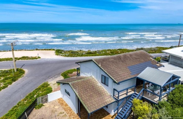 The Rise on Surfer- BEACHFRONT Pet Friendly WIFI