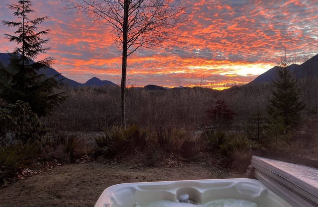 The River House: A quiet getaway with Stunning Mountain views.