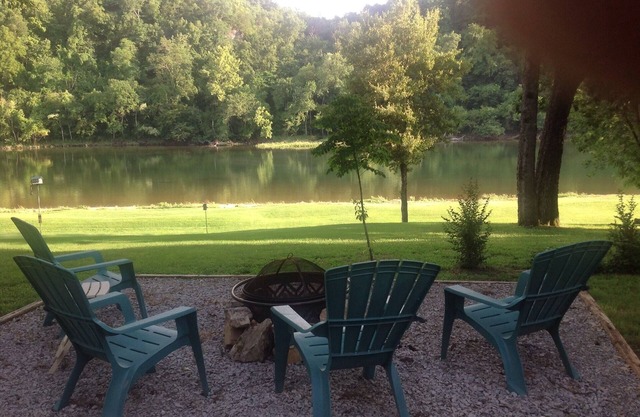 THE RIVERBEND RETREAT-A White River Fishing Cabin