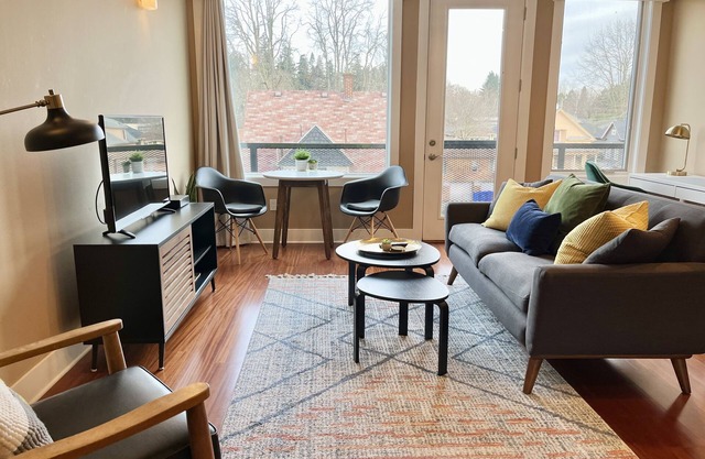 The Robin's Nest - Modern SE Portland Belmont Condo w/Garage Parking - monthly