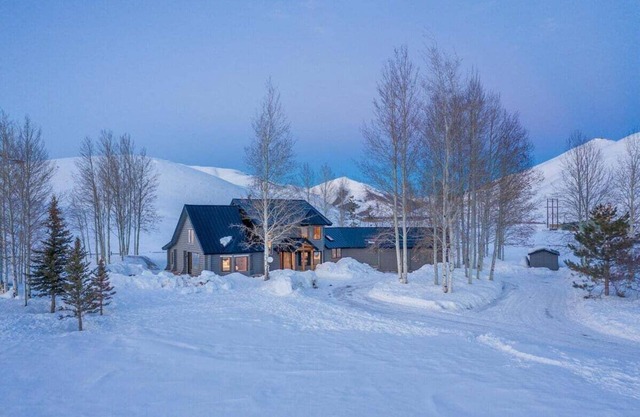The Rodeo Cabin on 5 Acres | Hot Tub, Peloton Bike, and Pet-Friendly!