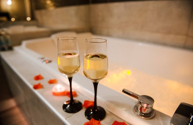 The Romantic Suite with Jacuzzi