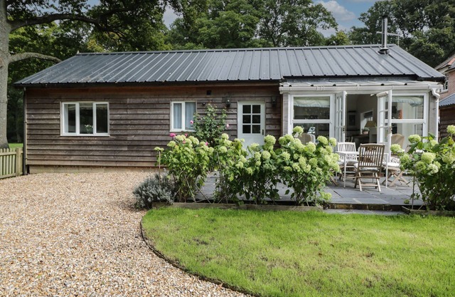 THE ROOST, pet friendly, character holiday cottage in Alresford