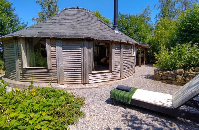 THE ROUNDHOUSE, character holiday cottage in Stratton-On-The-Fosse