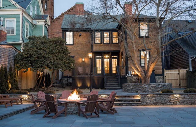 The Royce on Spring - High-End Family Getaway in Newport
