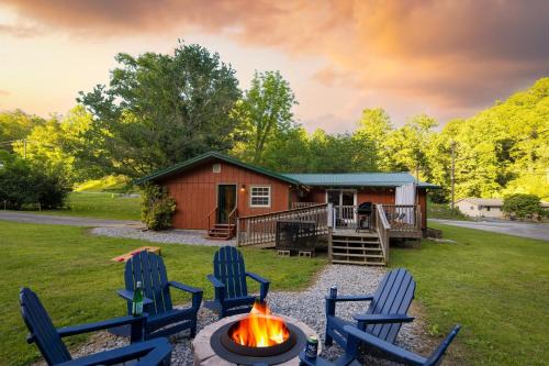 The Rustic Cottage by AvantStay Hot Tub Fire Pit Pool Table 5mins to Town