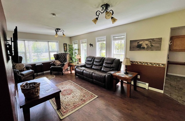 The Rusty MoosenLarge Groups Welcome-Great Layout-2 Pets w/FEE-Fenced Back Yard