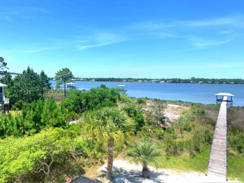 The Salty Fox, pool, sleeps 26, walk to beach