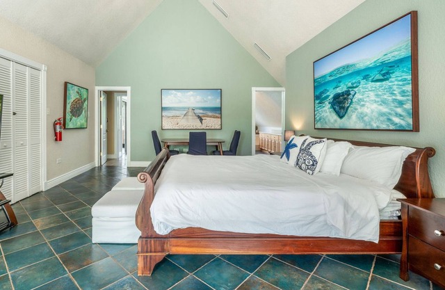 The Salty Sapodilla beautiful Cayman Villa 10-mins from Beach!