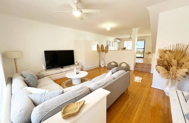 The Scarborough Beach House - 500m from the Beach