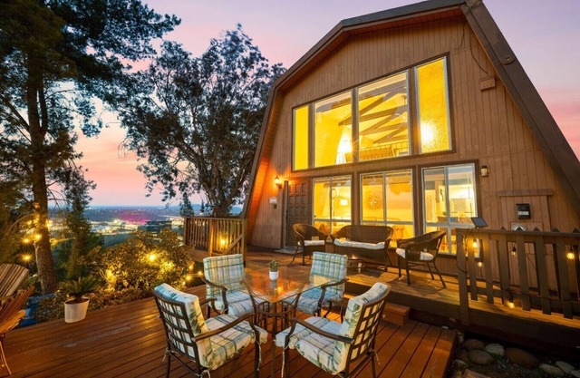 The SeaBarn: Stargazing Hot Tub & Vista Views