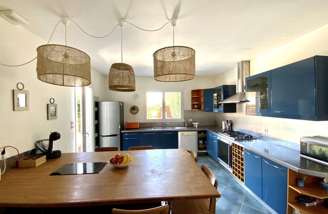 The seaside: Villa 200m2 with swimming pool!