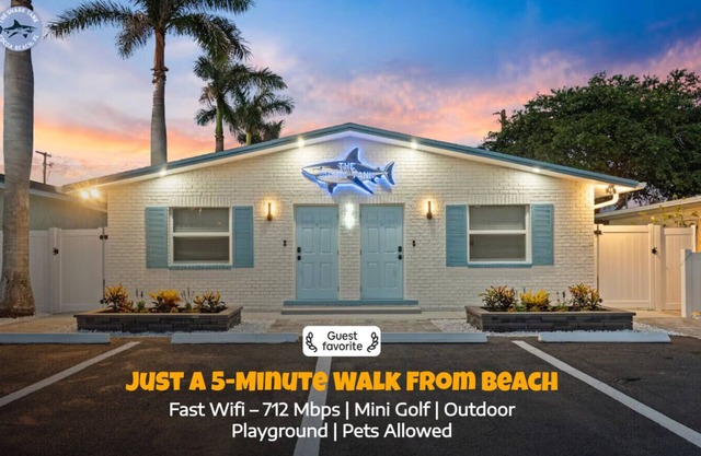 The Shark Tank: TownCenter, Walk to Beach, Bars, Shops & Downtown Cocoa Beach