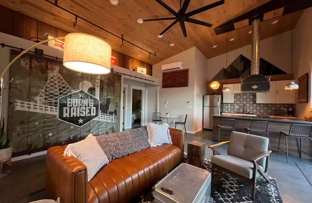 The Shop on Cherry-private hot tub! 8 minutes to downtown in semi-rural area