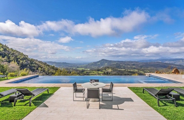 The Sonoma Estate: Pool, Hot Tub & Mountain Views!