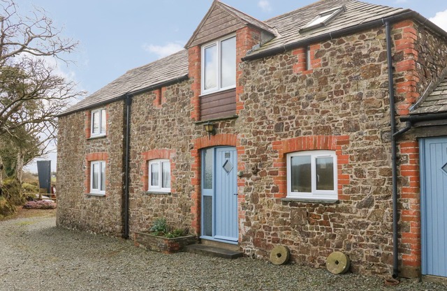 THE STABLES, pet friendly, with pool in Holsworthy
