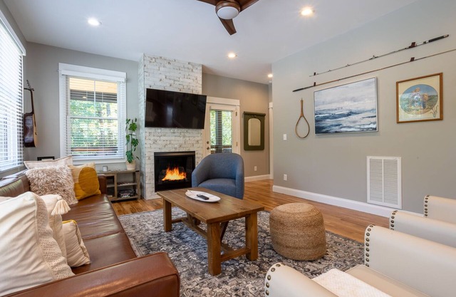 The Sunny Side | A Modern Mountain Retreat Near Downtown | Hot Tub