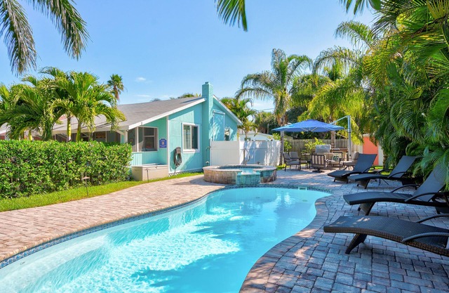 The Sunshine Cottage. Walk To Beach, Shops, Dining & Water Sports