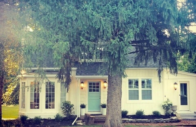The Sycamore Cottage located in the Amish Country. Minutes to local attractions