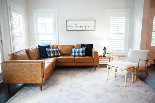The Teal Door Cottage-Spacious home with Kingsuite