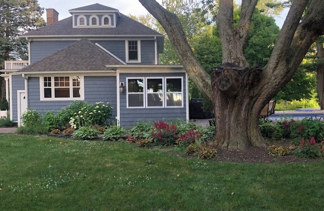 The Thomson House - 1912 restored historic lakeview home with large 34' Pool