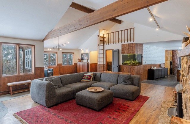 The Treehouse Monthly Rental - Modern Mountainside Home Near Red Rocks