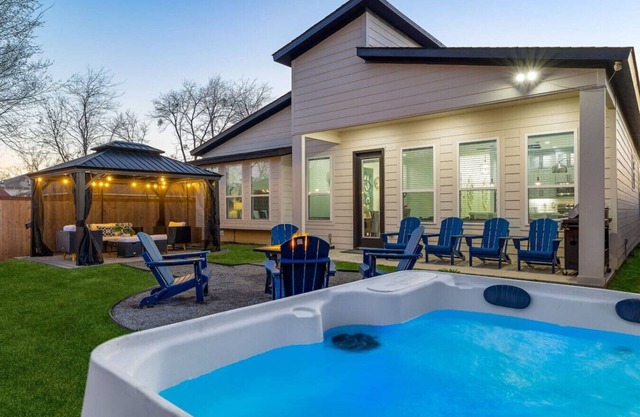 The Trinity | Hot Tub/Pool/Arcade/10 min Downtown